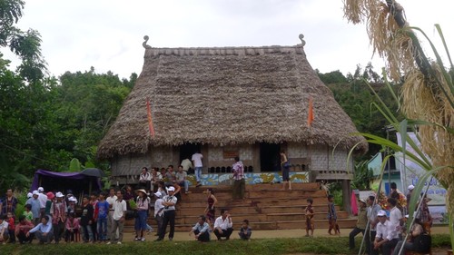 Communal house of the Cotu - ảnh 2